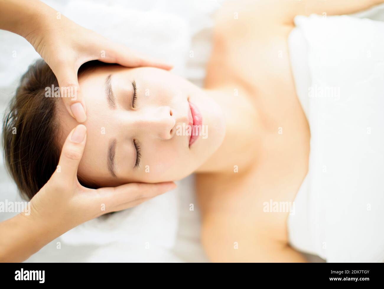 Une jeune femme détendue peut profiter d'un massage dans le salon de spa Banque D'Images