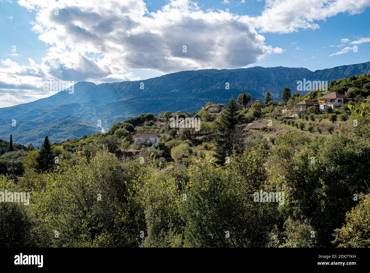 Tzoumerka, Epirus, Grèce - 28 octobre 2017 : vue sur la montagne par une journée ensoleillée Banque D'Images