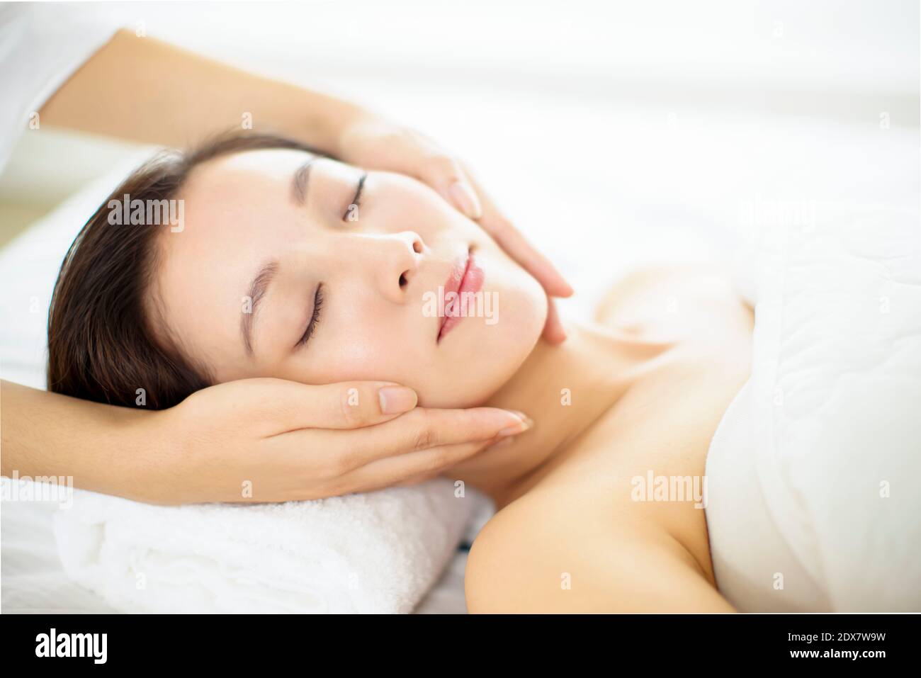 Une jeune femme détendue peut profiter d'un massage dans le salon de spa Banque D'Images