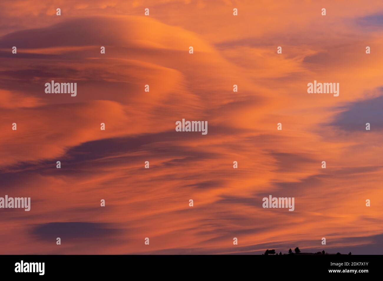 De magnifiques nuages lenticulaires ornent les montagnes Rocheuses lors d'un magnifique coucher de soleil d'hiver sur le Colorado. Banque D'Images