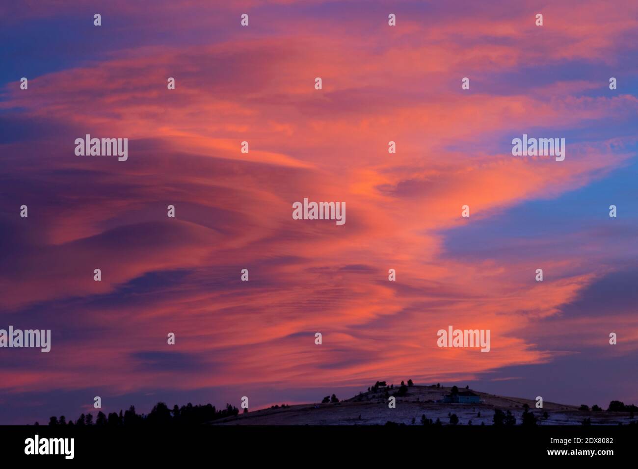 De magnifiques nuages lenticulaires ornent les montagnes Rocheuses lors d'un magnifique coucher de soleil d'hiver sur le Colorado. Banque D'Images