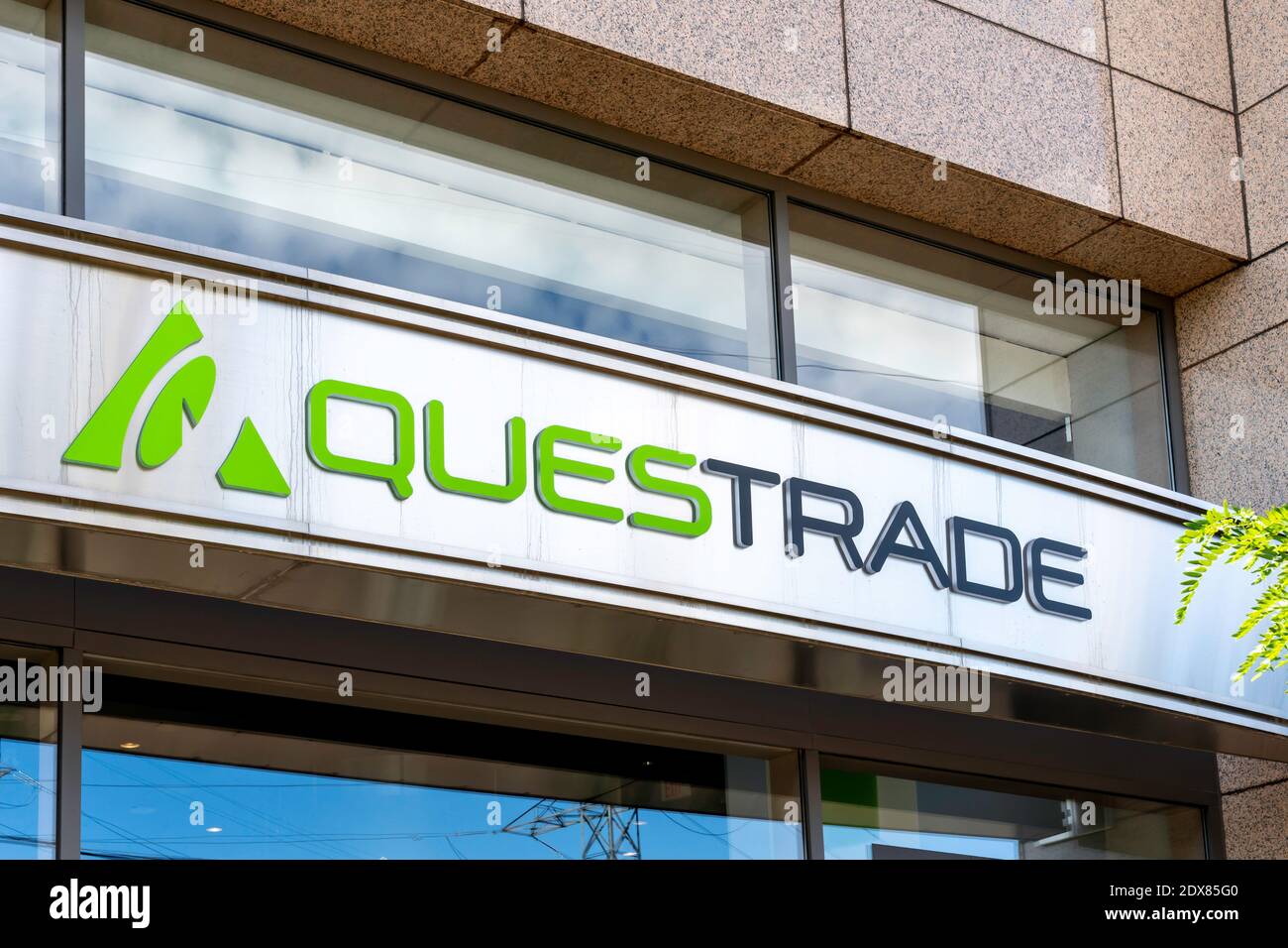 Toronto, Ontario, Canada - 31 juillet 2019 : panneau du bureau de la Questrade à Toronto, Canada. Banque D'Images