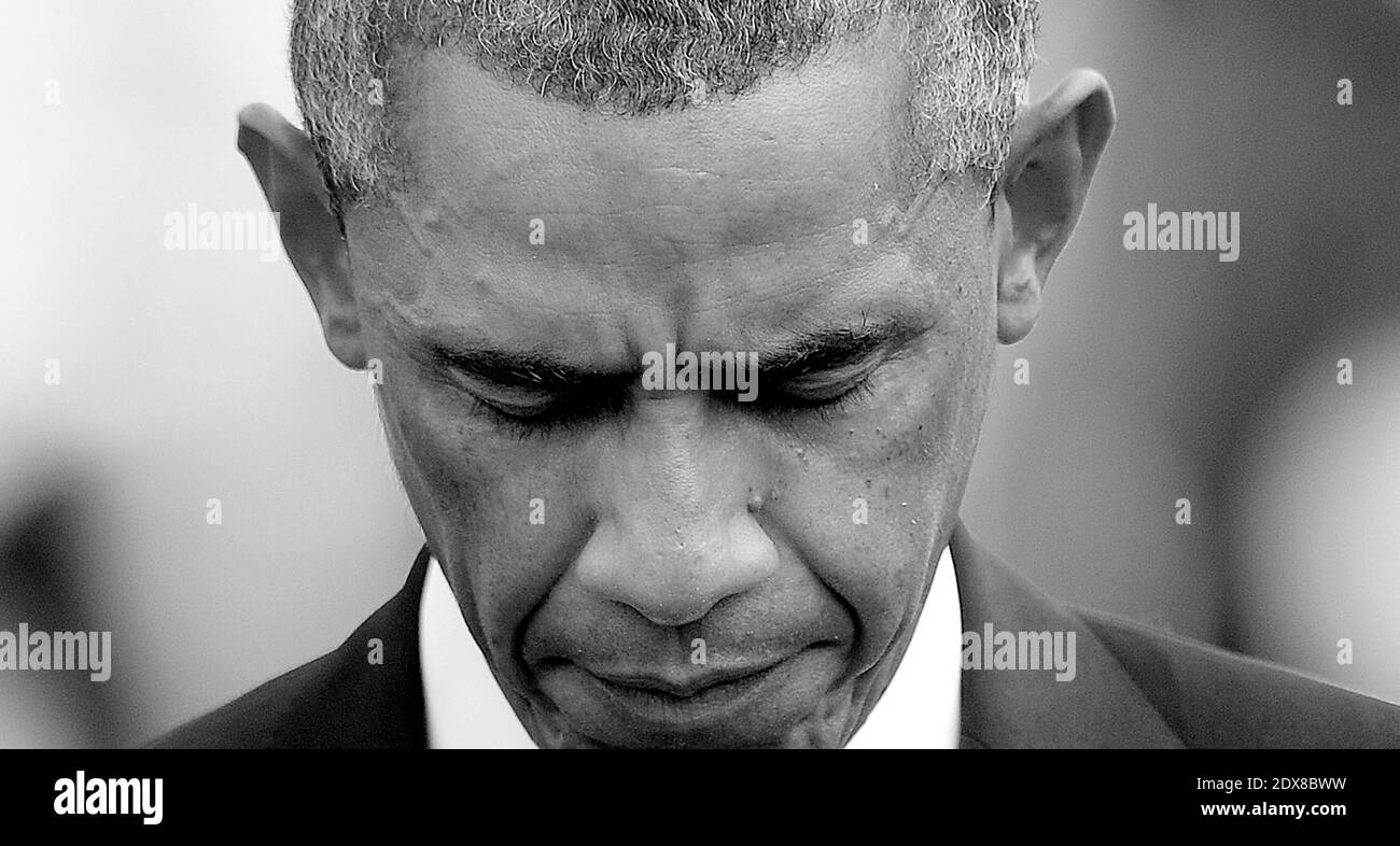 Le président américain Barack Obama observe un moment de silence pour marquer le 13e anniversaire des attaques de 9/11, le 11 septembre 2014 sur la pelouse sud de la Maison Blanche à Washington, DC, Etats-Unis. La nation commémore l'anniversaire des attentats du 2001 septembre qui ont causé la mort de près de 3,000 personnes après que deux avions piratés se soient écrasés dans le World Trade Center, l'un dans le Pentagone à Arlington, en Virginie, et l'autre dans un accident à Shanksville, en Pennsylvanie photo par Olivier Douliery/ABACAPRESS.COMM. Banque D'Images