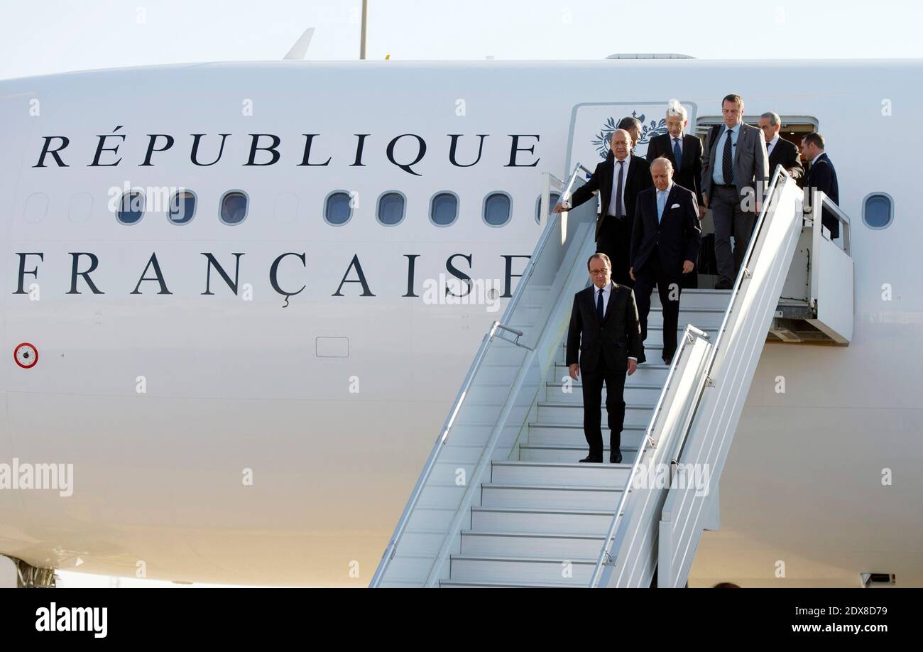 Le président français François Hollande, Jean-Yves le Drian et Laurent Fabius arrivent à Bagdad, en Irak, le 12 septembre 2014. Hollande a étendu le « soutien et la solidarité » de son pays au nouveau gouvernement irakien, alors qu'il a commencé une visite d'une journée dans le pays déchiré par la guerre dans le cadre des efforts internationaux pour vaincre les combattants djihadistes. Photo d'Alain Jocard/ Pool/ ABACAPRESS.COM Banque D'Images