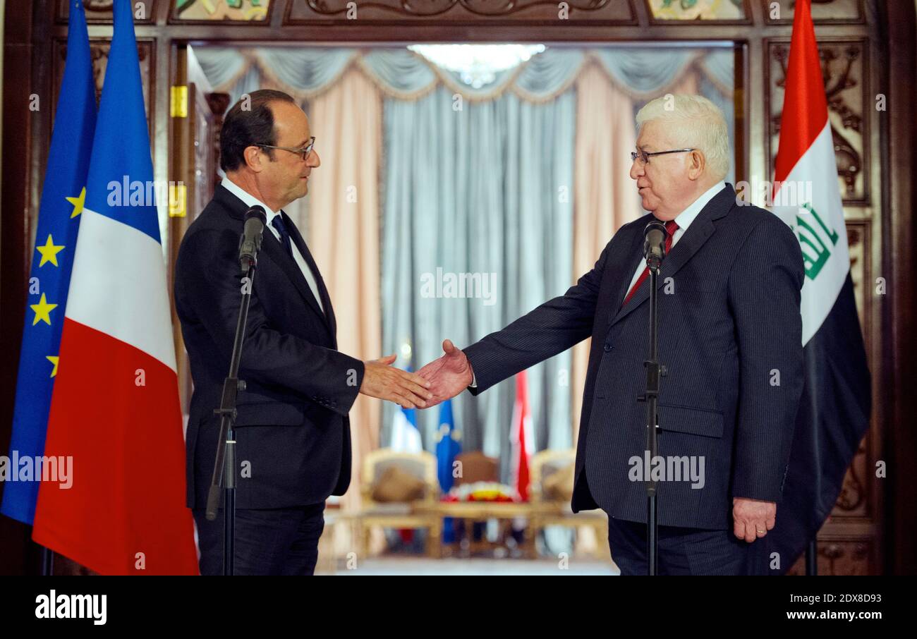 Le président irakien Fouad Massoum et le président français François Hollande arrivent pour une réunion de presse à Bagdad, en Irak, le 12 septembre 2014. Hollande a étendu le « soutien et la solidarité » de son pays au nouveau gouvernement irakien, alors qu'il a commencé une visite d'une journée dans le pays déchiré par la guerre dans le cadre des efforts internationaux pour vaincre les combattants djihadistes. Photo d'Alain Jocard/ Pool/ ABACAPRESS.COM Banque D'Images