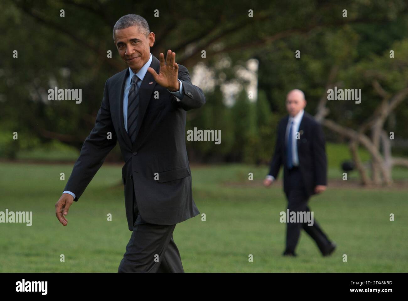 LE président AMÉRICAIN Barack Obama se presse après avoir démis de Marine One la pelouse sud de la Maison Blanche à Washington, DC, USA, le 12 septembre 2014. Photo de Shawn TEW/Pool/ABACAPRESS.COM Banque D'Images