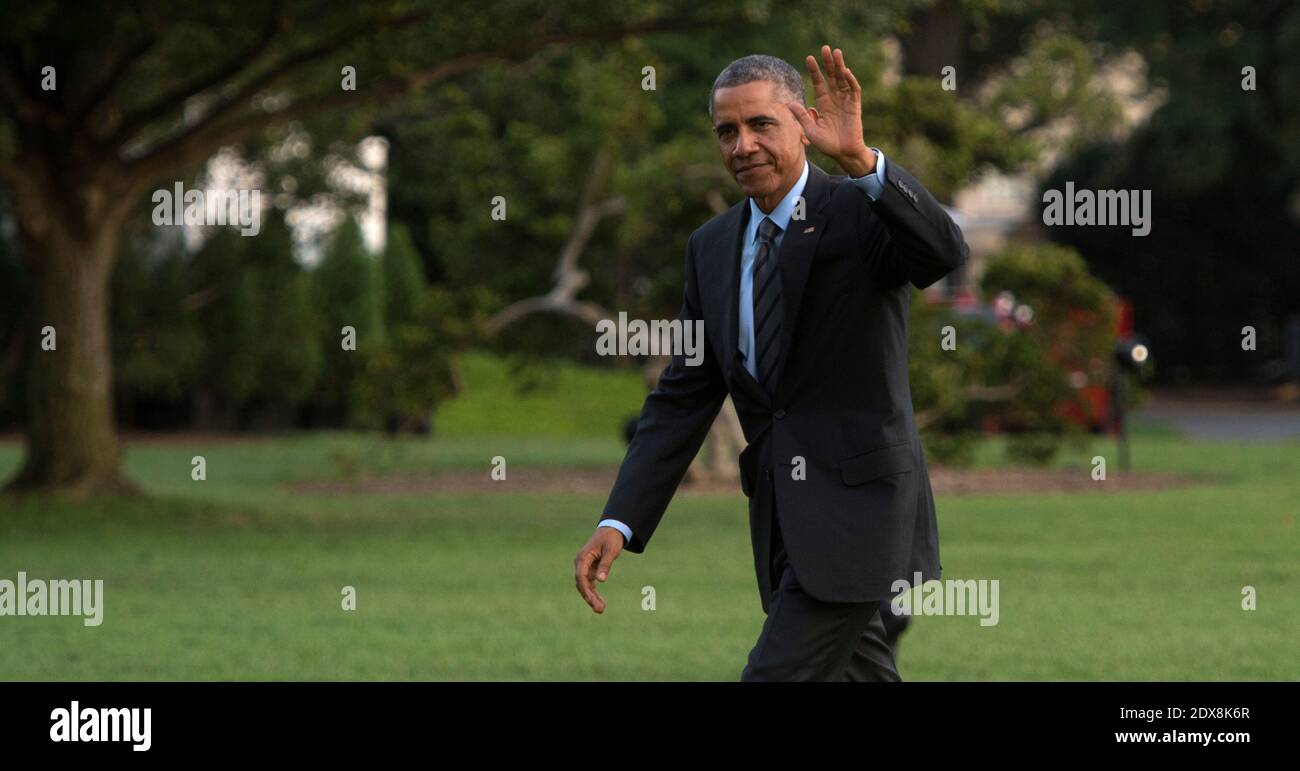 LE président AMÉRICAIN Barack Obama se presse après avoir démis de Marine One la pelouse sud de la Maison Blanche à Washington, DC, USA, le 12 septembre 2014. Photo de Shawn TEW/Pool/ABACAPRESS.COM Banque D'Images