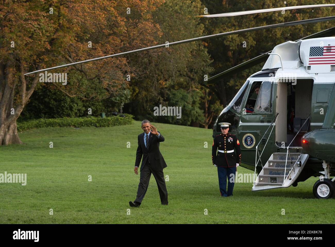 LE président AMÉRICAIN Barack Obama se presse après avoir démis de Marine One la pelouse sud de la Maison Blanche à Washington, DC, USA, le 12 septembre 2014. Photo de Shawn TEW/Pool/ABACAPRESS.COM Banque D'Images