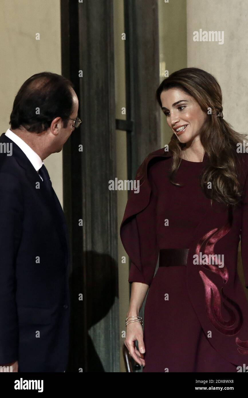 Le président français François Hollande accueille le roi de Jordanie Abdullah II et sa femme la reine Rania à leur arrivée au palais présidentiel de l'Elysée pour un dîner, à Paris, en France, le 17 septembre 2014. Photo de Stephane Lemouton/ABACAPRESS.COM Banque D'Images
