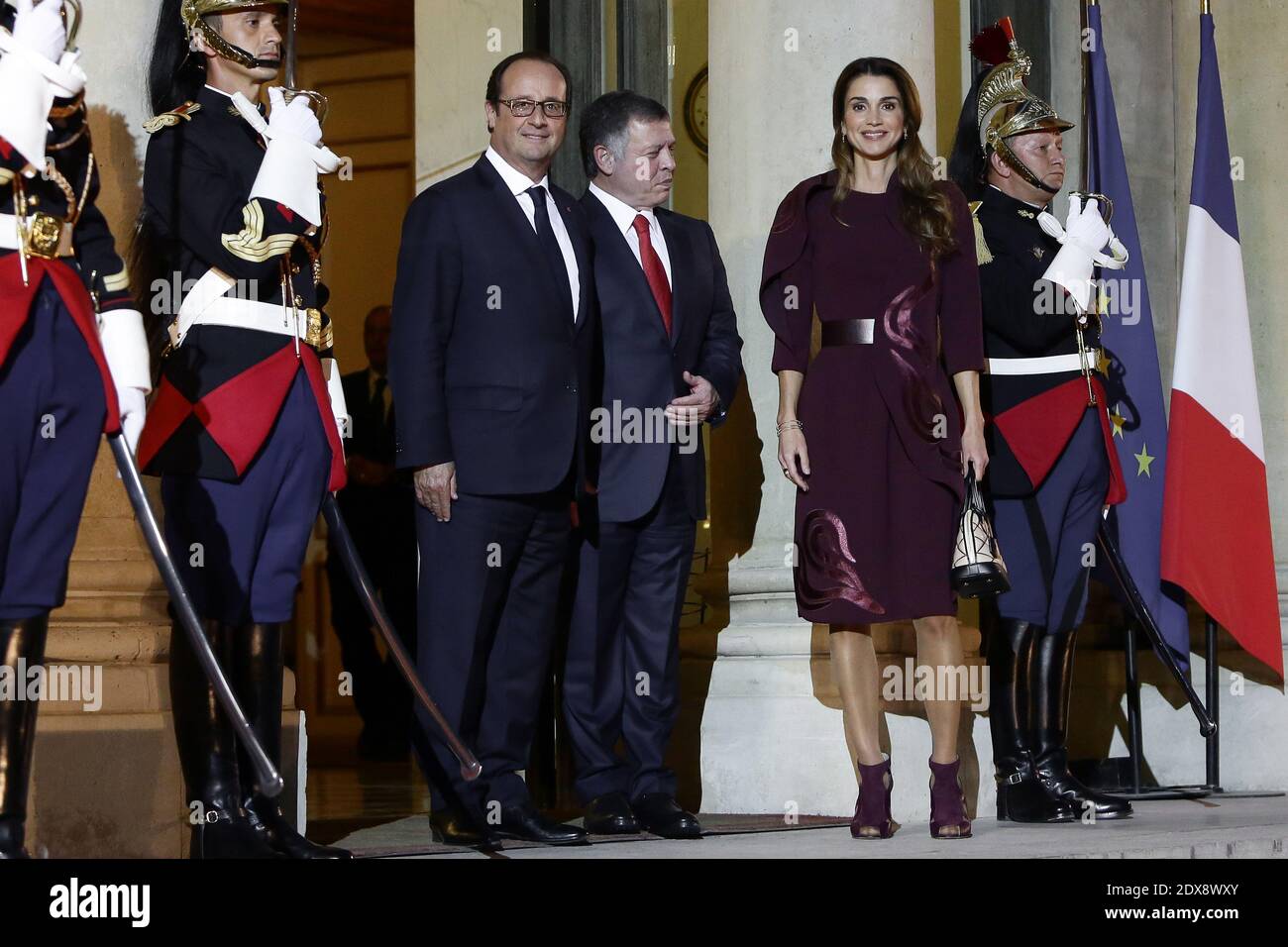 Le président français François Hollande accueille le roi de Jordanie Abdullah II et sa femme la reine Rania à leur arrivée au palais présidentiel de l'Elysée pour un dîner, à Paris, en France, le 17 septembre 2014. Photo de Stephane Lemouton/ABACAPRESS.COM Banque D'Images