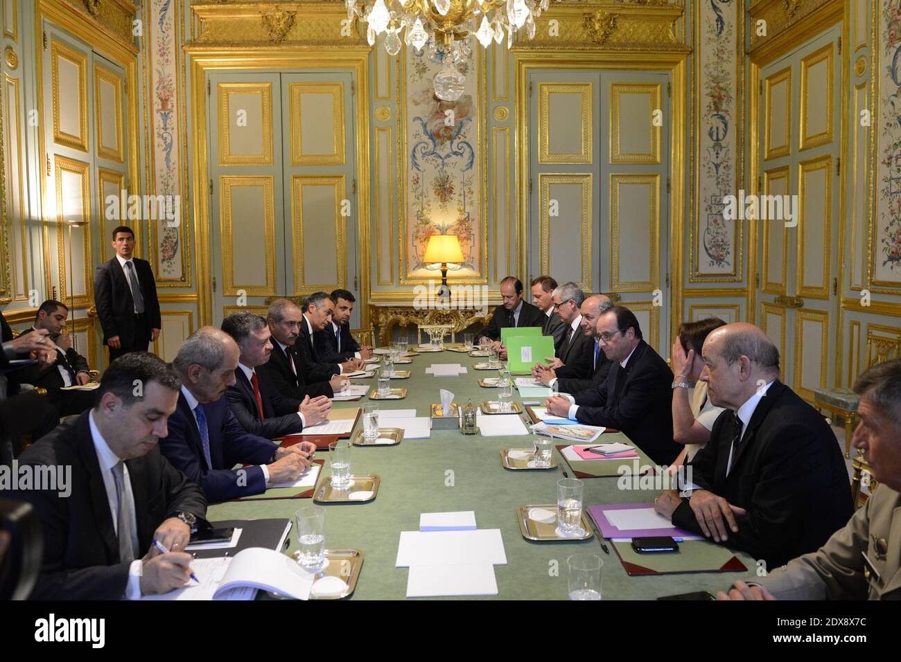 Entretiens entre le président français François Hollande (4e de R) et le roi Abdallah II de Jordanie (4e de L) à l'Elysée Palace de Paris, France, le 17 septembre 2014. Photo par Ammar ABD RABBO/ABACAPRESS.COM Banque D'Images