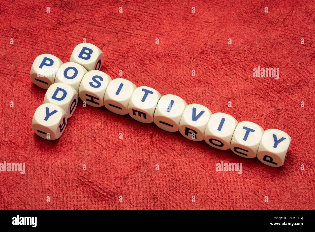 positivité corps mot-clé dans la lettre dés, mouvement social qui préconise l'acceptation de tous les corps indépendamment de la capacité physique, taille, sexe, r Banque D'Images