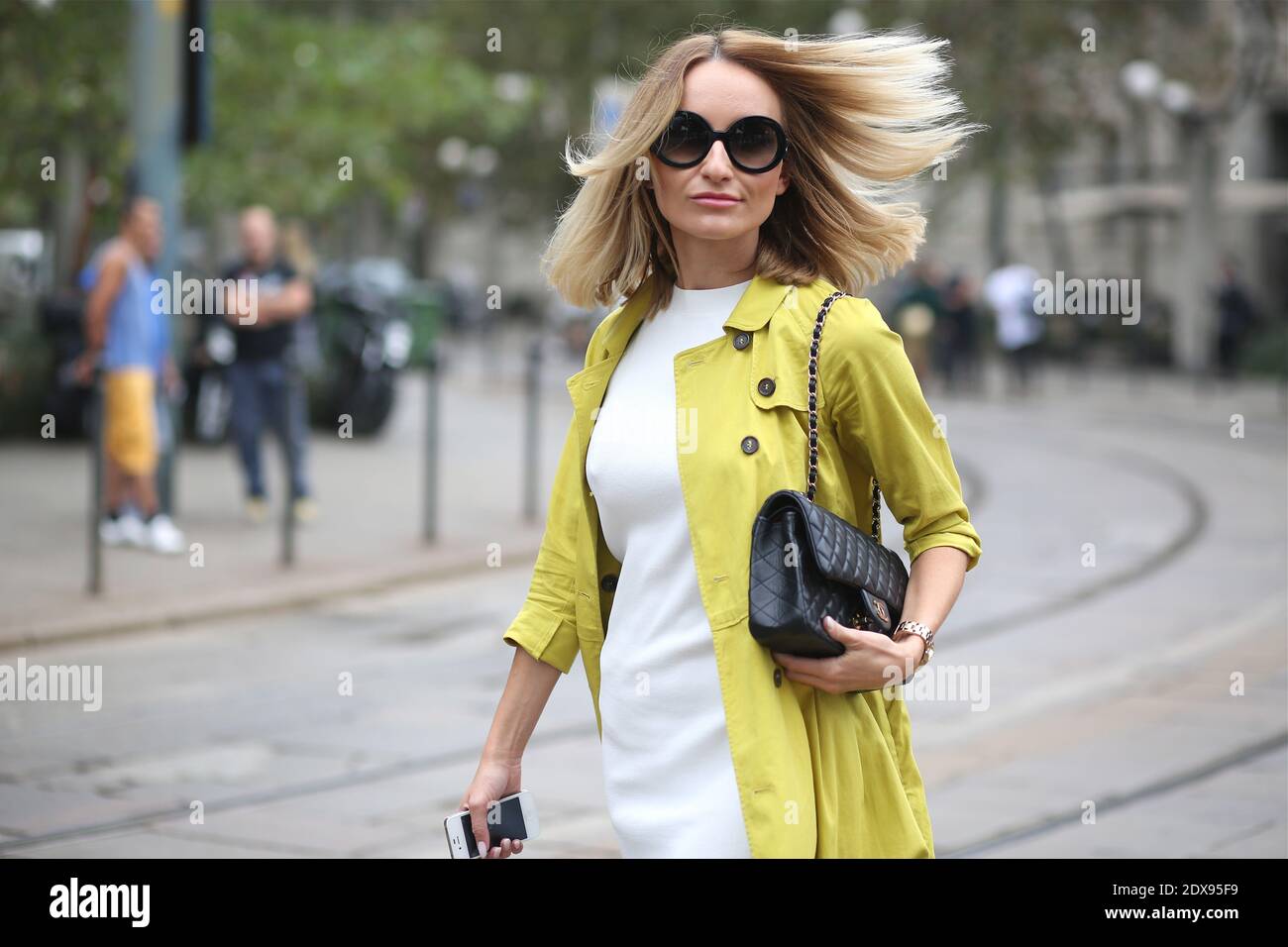 Silvia Postolatiev arrivant au Roberto Cavalli prêt-à-porter Printemps-été  2015 spectacle, tenu à Piazza Sempione, Milan, Italie le 20 septembre 2014.  Elle porte un manteau Max Mara, une robe Zara, un sac Chanel.