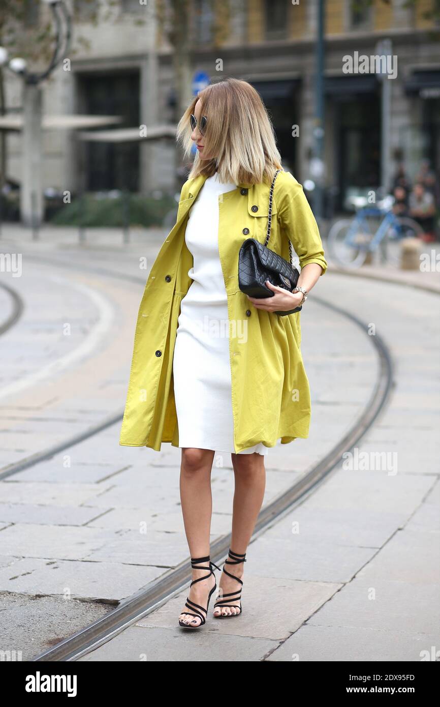 Silvia Postolatiev arrivant au Roberto Cavalli prêt-à-porter Printemps-été  2015 spectacle, tenu à Piazza Sempione, Milan, Italie le 20 septembre 2014.  Elle porte un manteau Max Mara, une robe Zara, un sac Chanel,