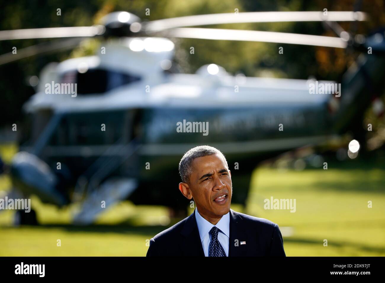 Le président américain Barack Obama fait une déclaration sur les récentes frappes aériennes contre l'EI sur la pelouse sud de la Maison Blanche le 23 septembre 2014 à Washington, DC, États-Unis. Les avions américains ont commencé à bombarder les cibles de l'EI en Syrie début mardi et se sont concentrés sur le bastion de Raqqa. Photo de Win McNamee/Pool/ABACAPRESS.COM Banque D'Images