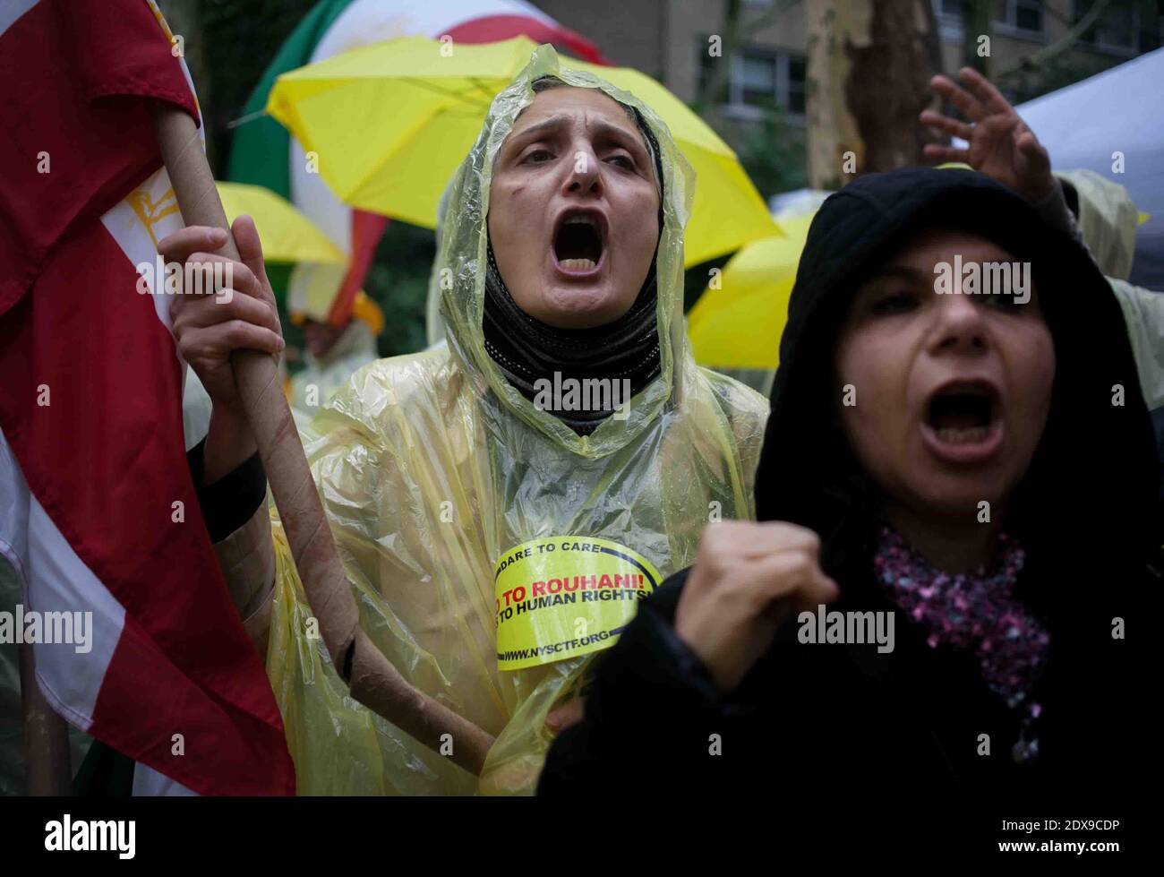 Les Américains iraniens et d'autres partisans se rassemblent contre le président iranien Hassan Rouhan, i, à l'extérieur du complexe des Nations Unies à New York, NY, USA, le 25 septembre 2014. Rohani s'est adressé aujourd'hui à l'Assemblée générale de l'ONU alors que des manifestants extérieurs ont protesté contre ce que les organisateurs qualitaient de mauvais bilan du régime de Rouhani en matière de droits de l'homme, de parrainage du terrorisme et de tactiques de négociation nucléaire trompeuses. Photo par Ariana Drehsler/ABACAPRESS.COM Banque D'Images