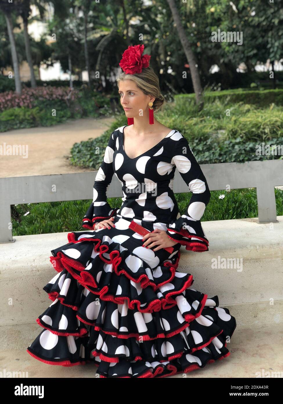 Belle femme avec robe traditionnelle andalouse Flamenco Photo Stock - Alamy