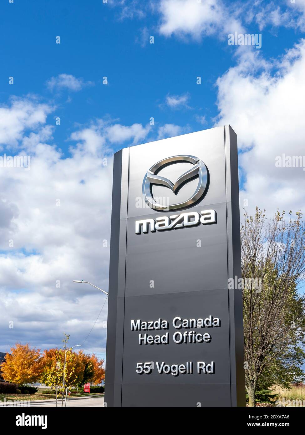 Richmond Hill, Ontario, Canada - panneau pylône 14 octobre 2019:Mazda avec ciel bleu en arrière-plan à l'extérieur d'un concessionnaire à Richmond Hill. Banque D'Images Richmond Hill, Ontario, Canada - panneau pylône 14 octobre 2019:Mazda avec ciel bleu en arrière-plan à l'extérieur d'un concessionnaire à Richmond Hill. Banque D'Images
