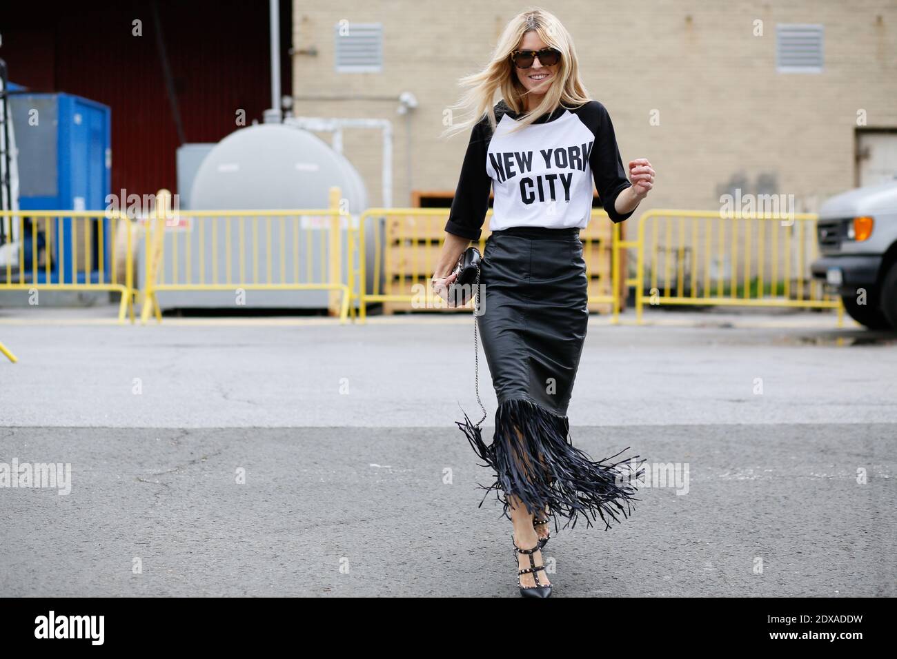 Femmes, Street style, chaussures Valentino, avant Marc by Marc Jacobs  Fashion show, 12th av 55th stand et West Side Highway, lors de la  Mercedes-Benz Fashion week Printemps-été 2015, New York City, NY,