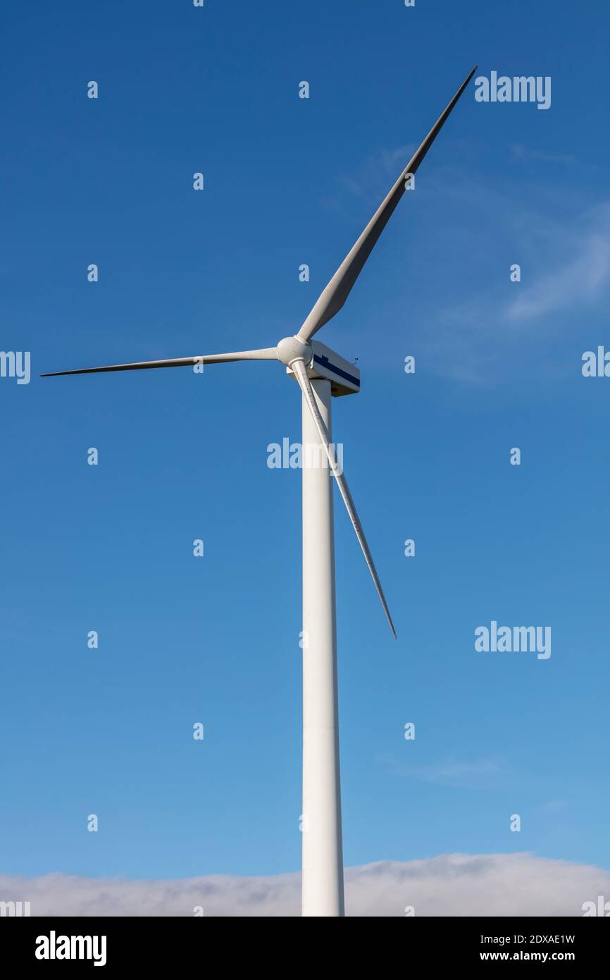 Une grande éolienne industrielle à trois pales produisant de l'électricité  dans un parc éolien Photo Stock - Alamy