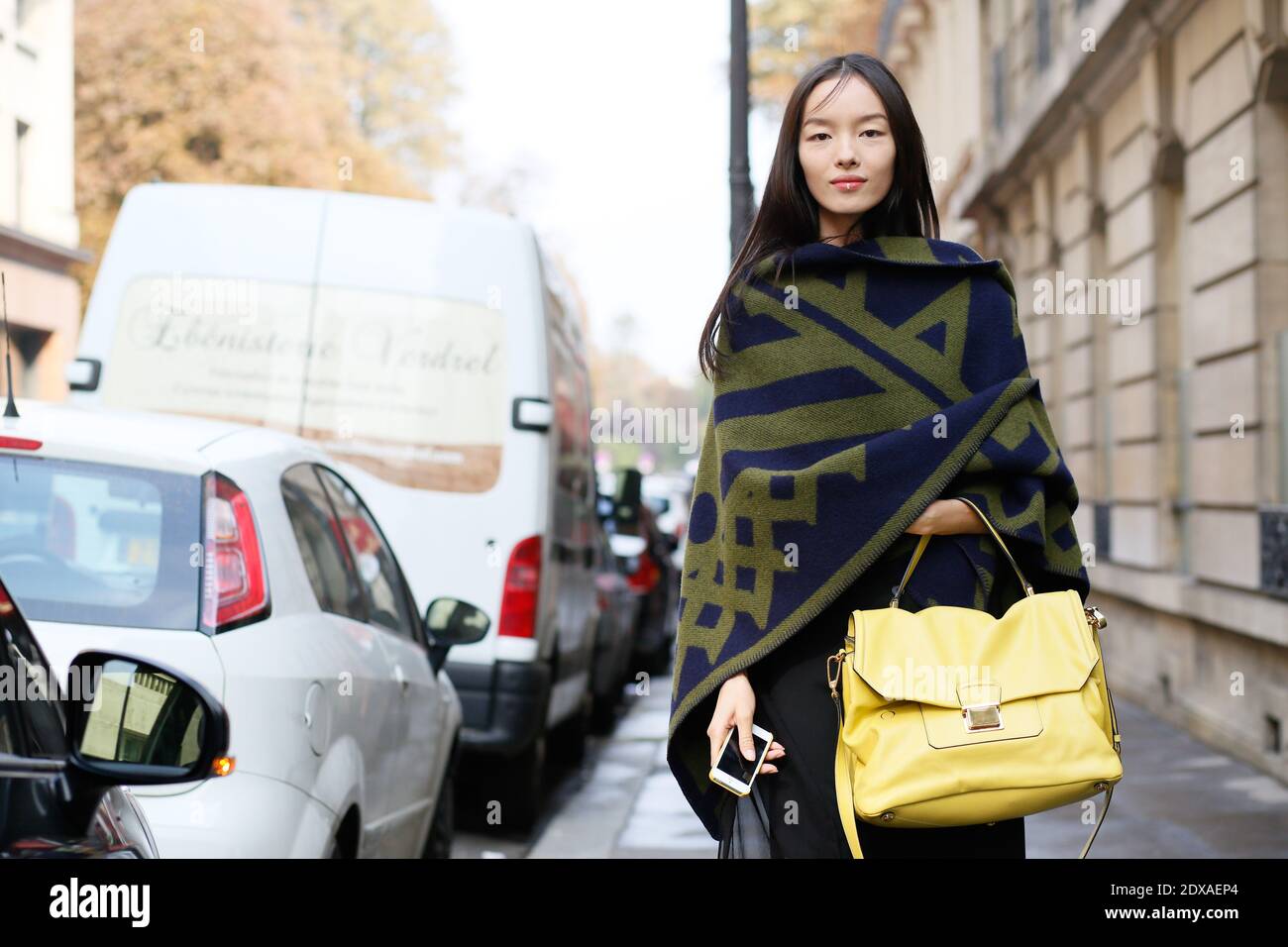 street style, FEI FEI Sun, modèle chinois lors de Dries Van Noten prêt-à- porter Printemps-été 2015 spectacle tenu au Grand Palais, Paris, France le  24 septembre 2014. Photo de Sophie Mhabille/ABACAPRESS.COM Photo Stock -