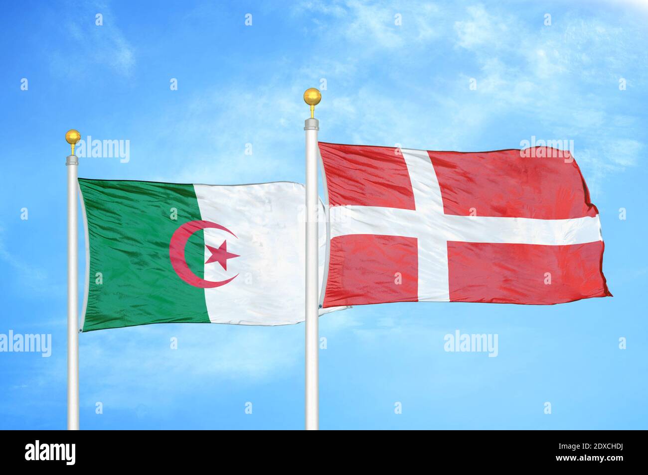 Algérie et Danemark deux drapeaux sur les mâts et le ciel bleu Photo Stock  - Alamy