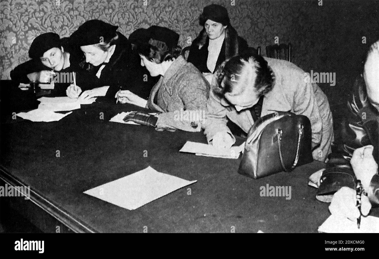 Les Tchèques sont expulsés des Sudètes. Remplir le questionnaire pour le bureau des réfugiés au 13° 10. 1938 après le transport à Prague Banque D'Images
