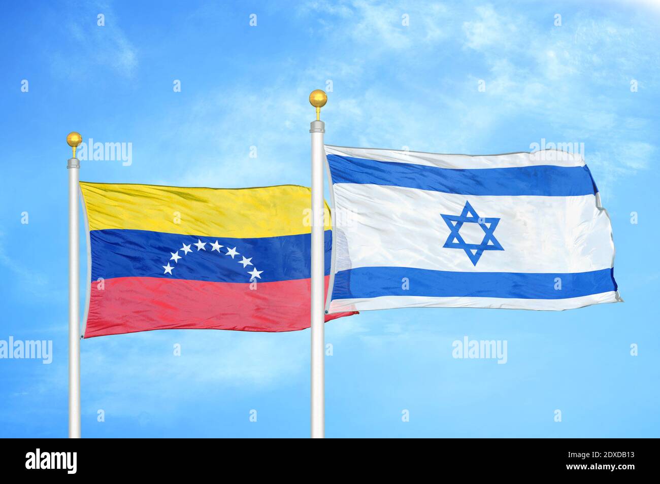 Venezuela et Israël deux drapeaux sur les mâts et le ciel bleu Banque D'Images