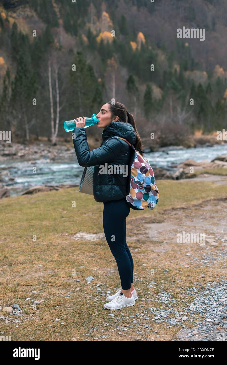 Jeune femme avec un sac à dos d'eau potable au parc national d'Ordesa, Huesca, Espagne Banque D'Images