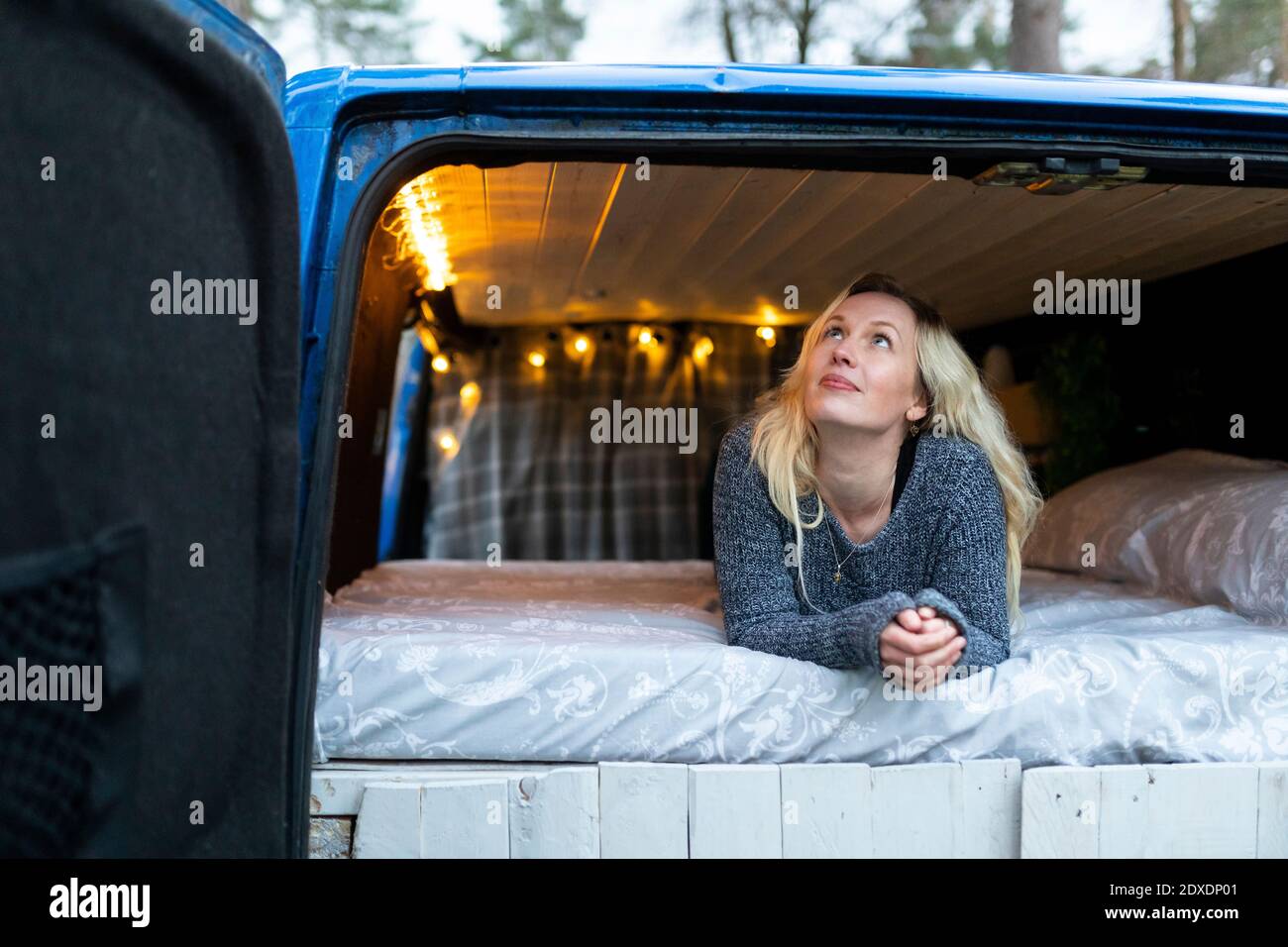 Femme attentionnés regardant pendant qu'elle était au lit dans le moteur accueil Banque D'Images