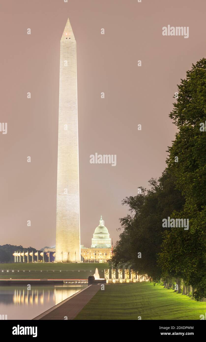 États-Unis, Washington DC, Lincoln Memorial Reflecting Pool et Washington Monument au crépuscule Banque D'Images