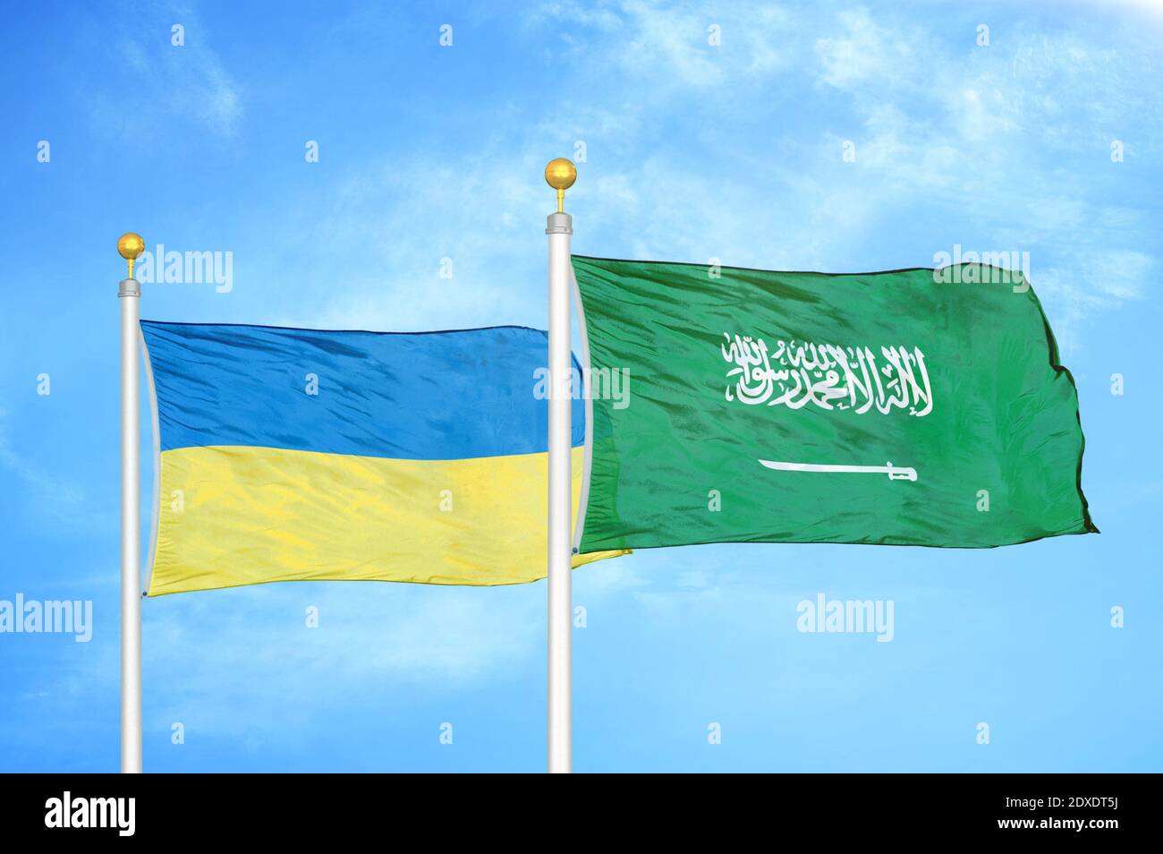 L'Ukraine et l'Arabie Saoudite deux drapeaux sur les mâts et le bleu ciel Banque D'Images