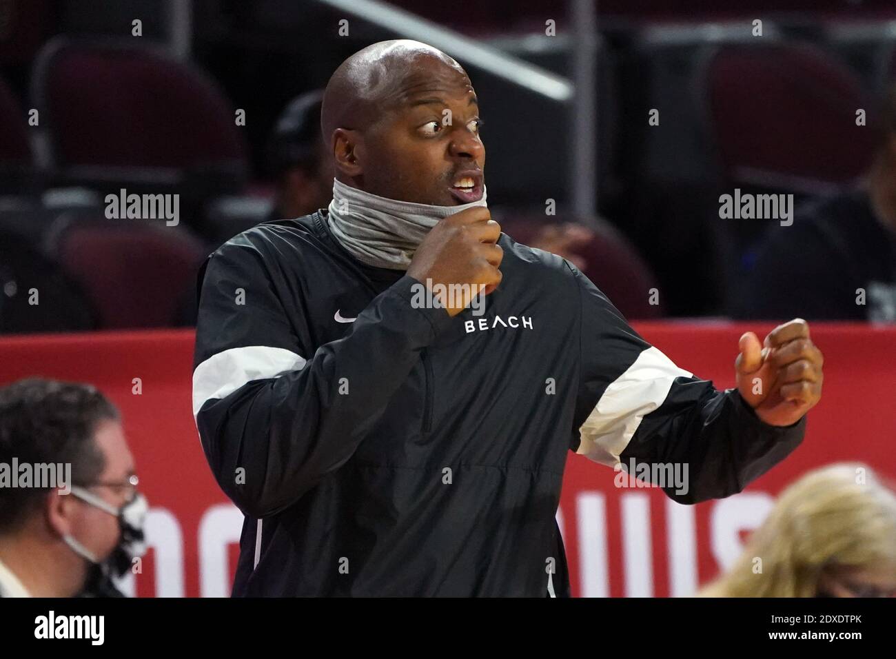 Jeff Cammon, entraîneur-chef de l'État de long Beach, porte un masque facial lors d'un match de basket-ball féminin de l'université NCAA contre les chevaux de Troie de la Californie du Sud, Wedn Banque D'Images