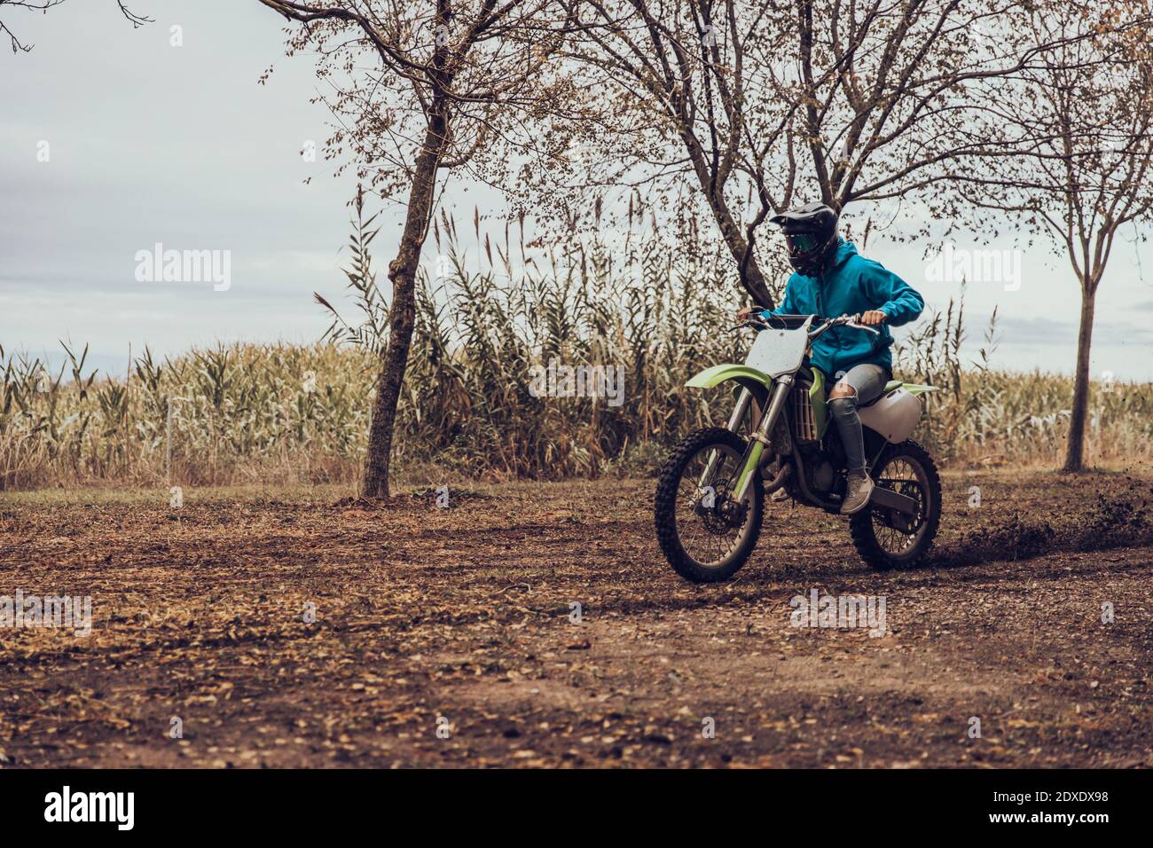 Un adolescent qui fait de la moto tout-terrain en forêt pendant l'automne  Photo Stock - Alamy