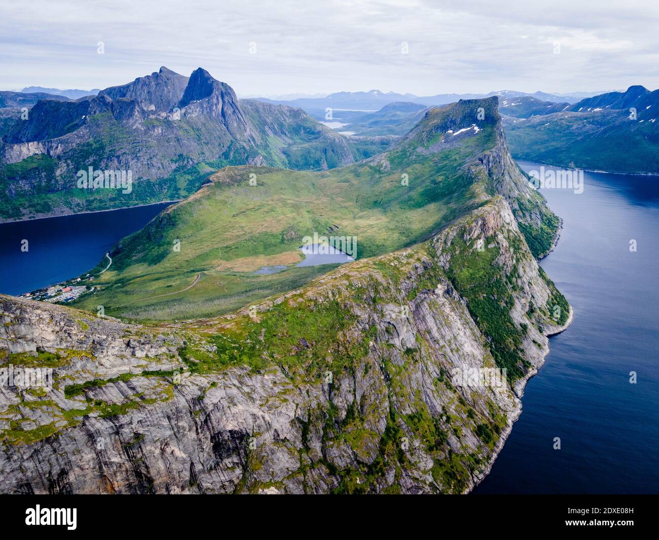 Vue panoramique sur la chaîne de montagnes par la mer à Segla, Norvège Banque D'Images