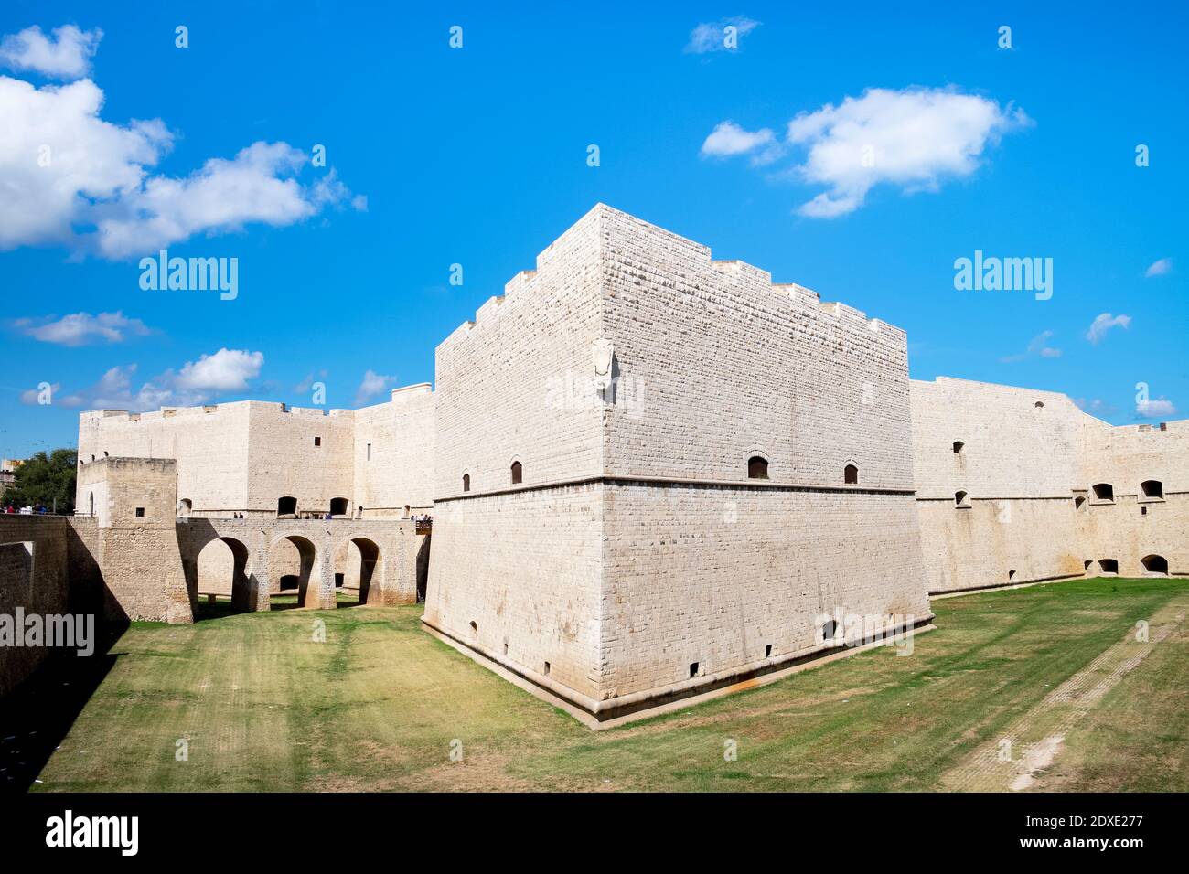 Italie, Pouilles, Barletta, Cour de l'ancien fort médiéval avec viaduc en arrière-plan Banque D'Images