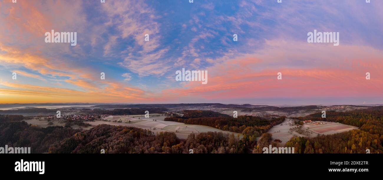 Vue de drone sur le ciel de moody au-dessus des villages de campagne à foggy aube d'automne Banque D'Images