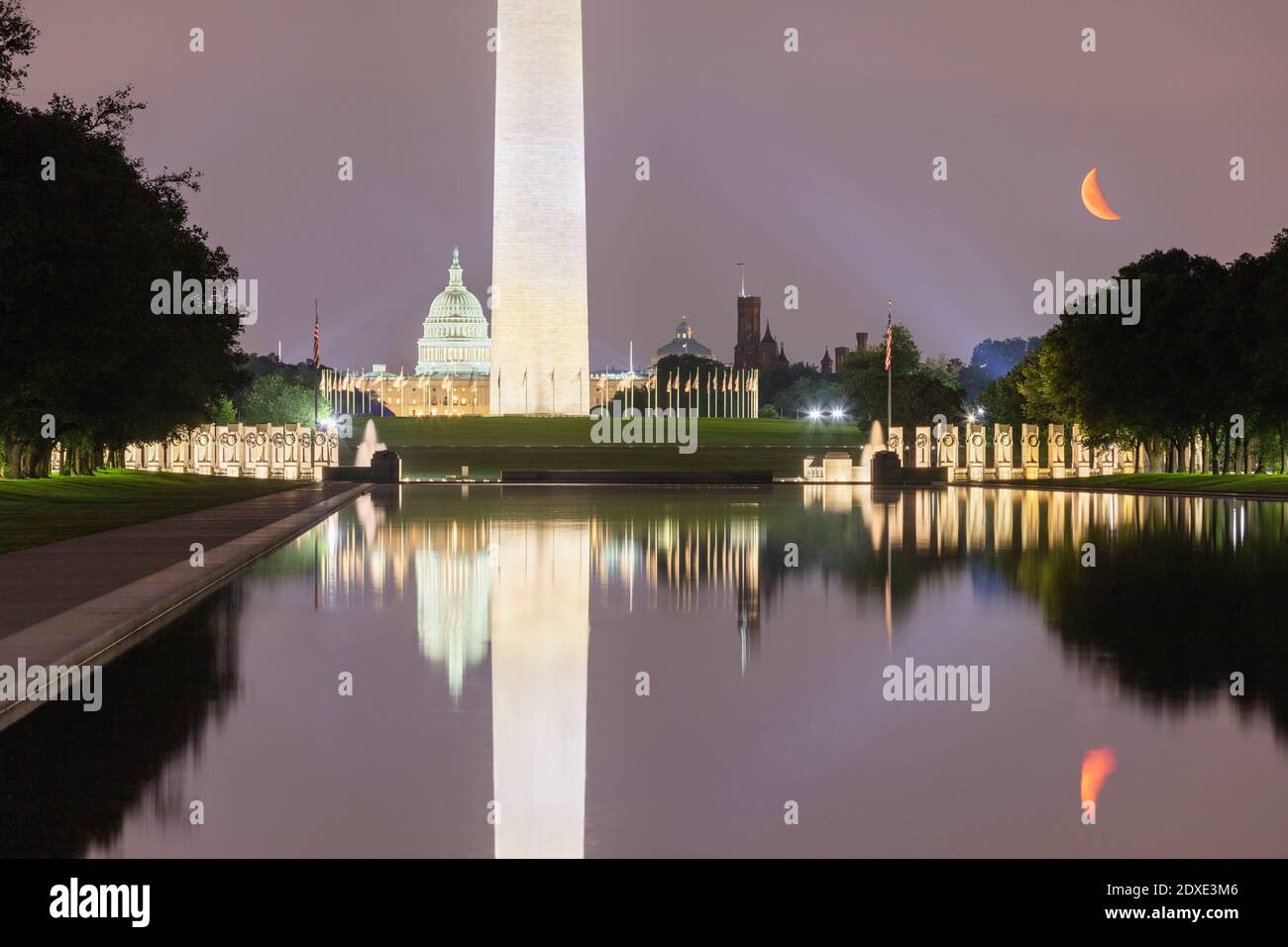 États-Unis, Washington DC, Washington Monument se reflétant dans la piscine du Lincoln Memorial Reflecting Pool la nuit Banque D'Images