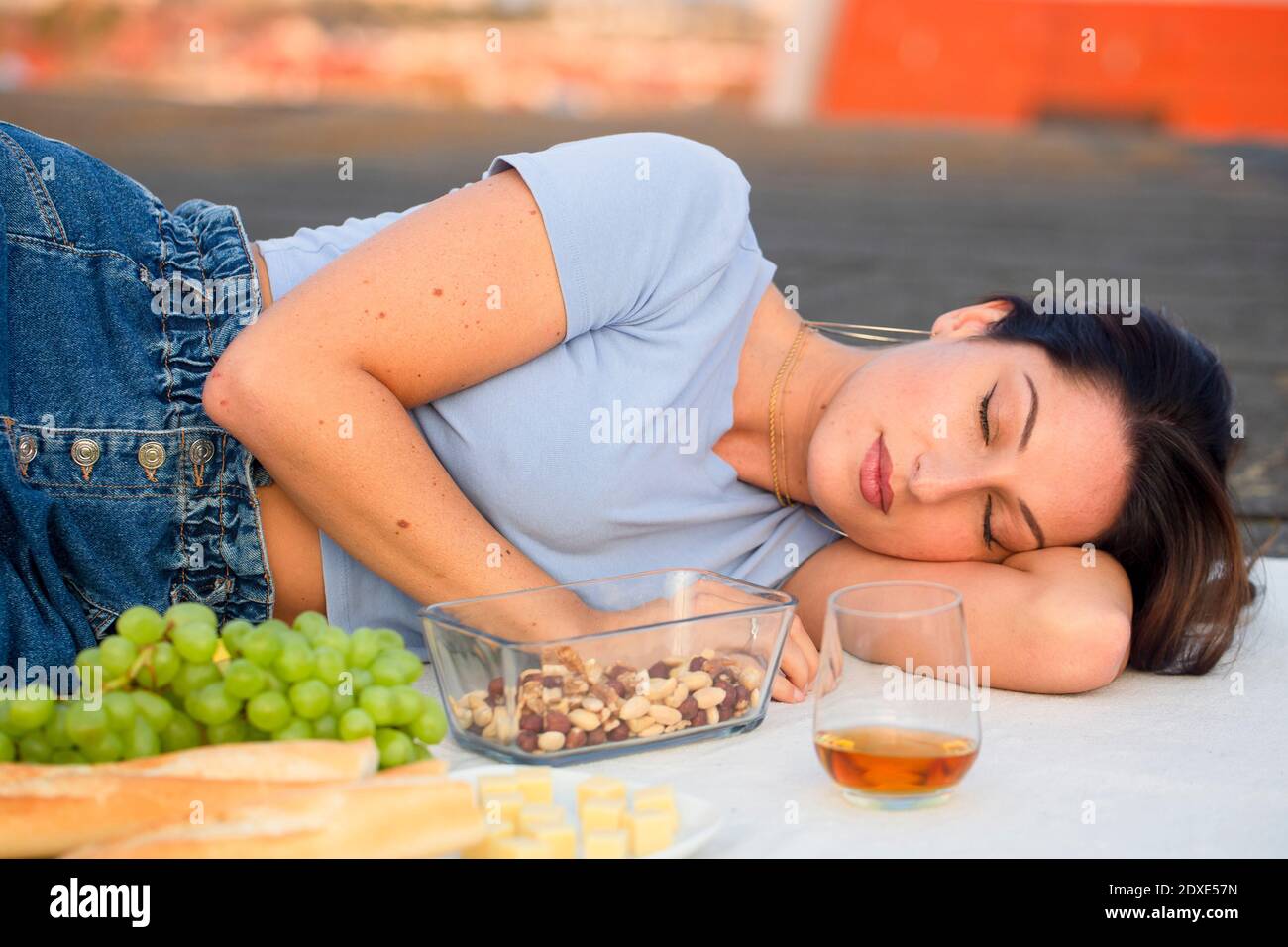Jeune femme dormant au pique-nique sur le toit Banque D'Images