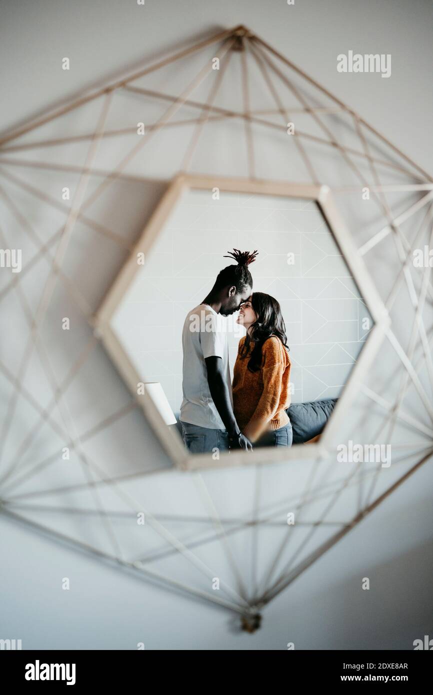 Reflet d'un couple romantique debout face à face à la maison Banque D'Images