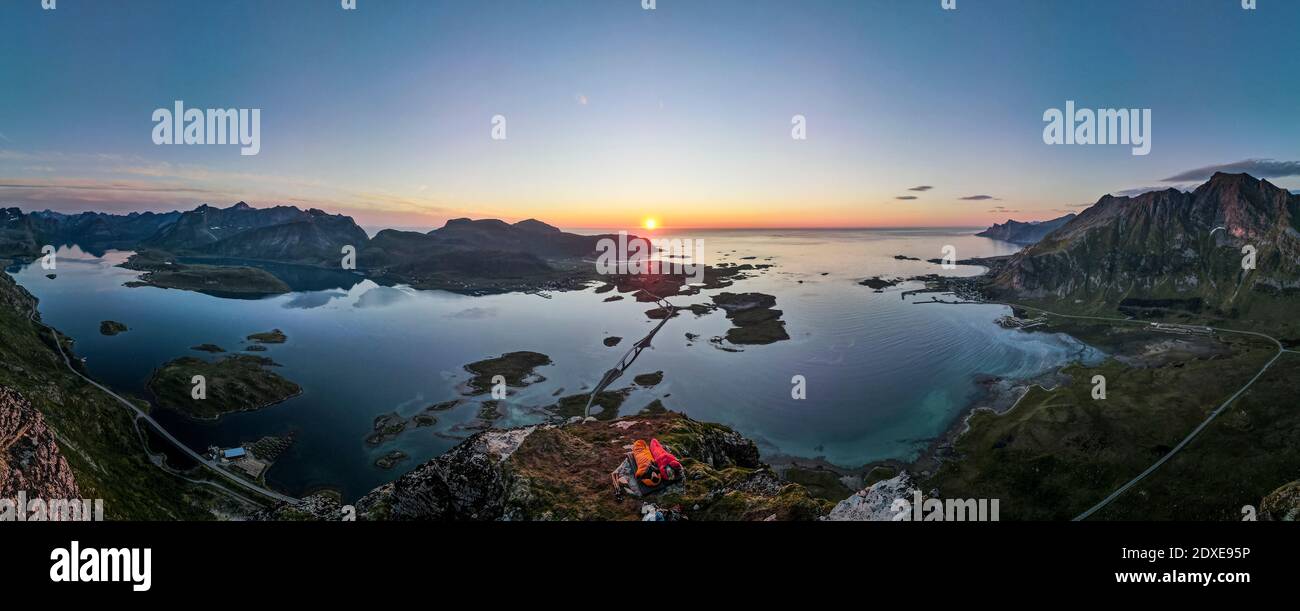 Randonneurs admirant la vue tout en s'asseyant sur la montagne à Volandstinden, Lofoten, Norvège Banque D'Images