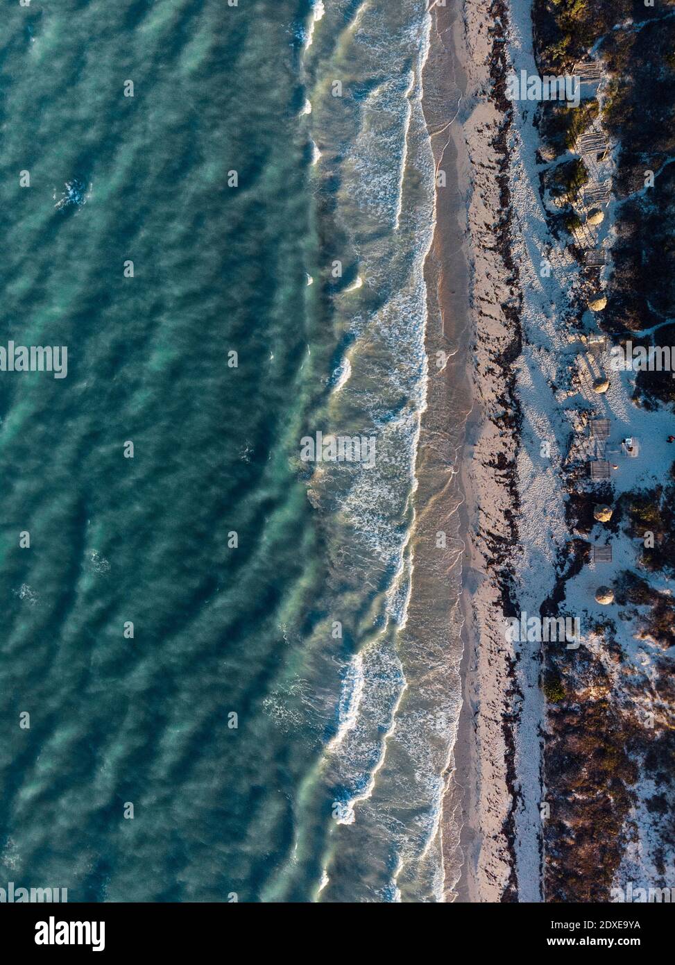 Vue aérienne de la route s'étendant le long de la rive de la lagune saline, Las Coloradas, Yucatan, Mexique Banque D'Images