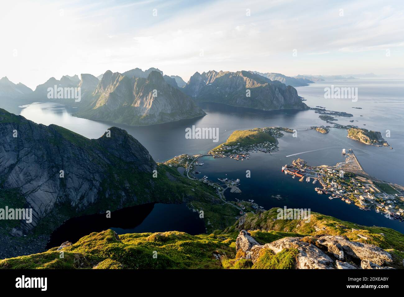 Vue panoramique sur les îles et la montagne couverte par la mer à Reinebringen, Lofoten, Norvège Banque D'Images