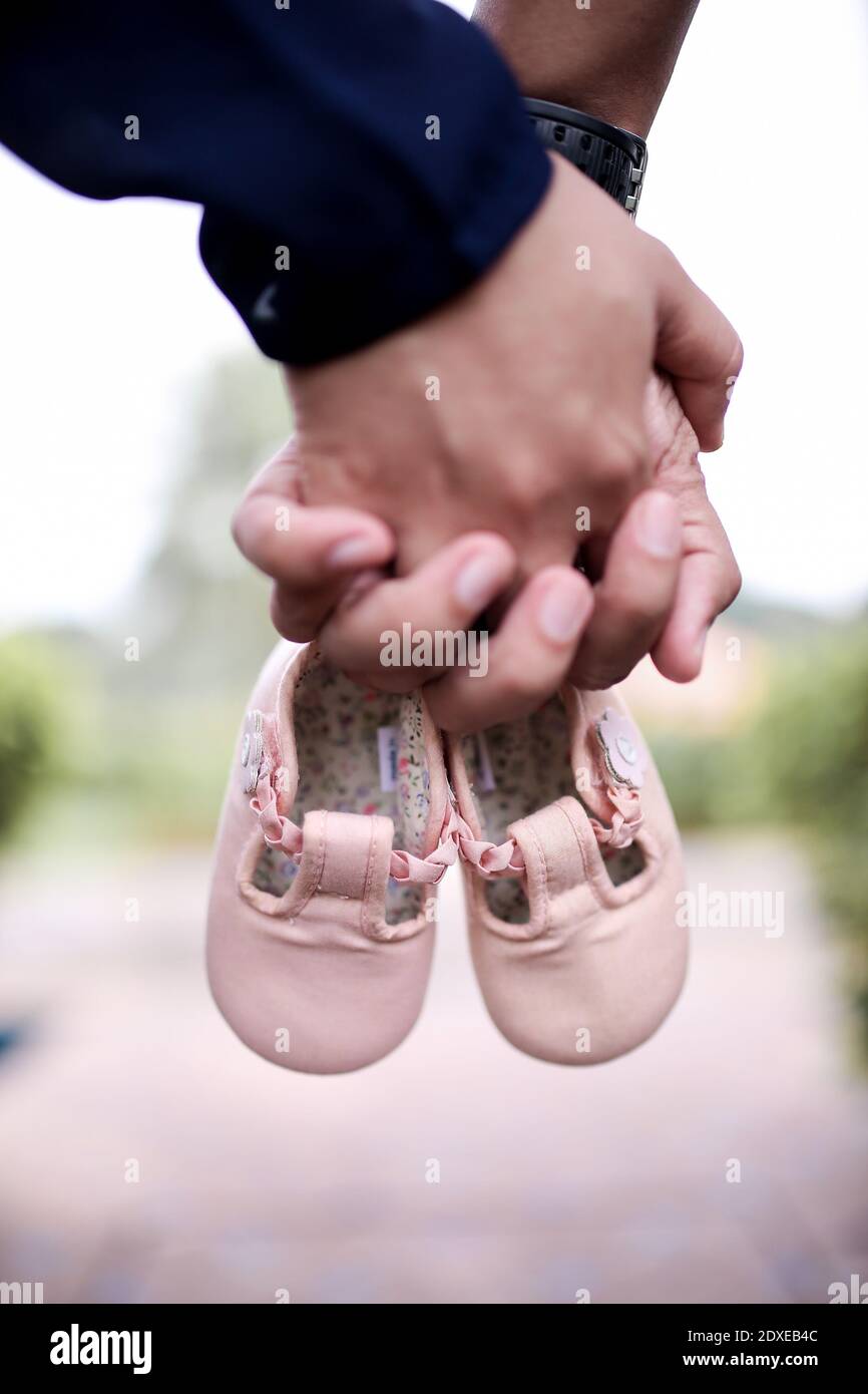 Jeunes Mains De Couple Tenant Des Chaussons Pour Bebes Photo Stock Alamy