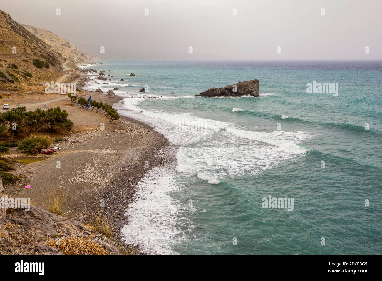 Plage côtière de la mer Méditerranée au crépuscule Banque D'Images