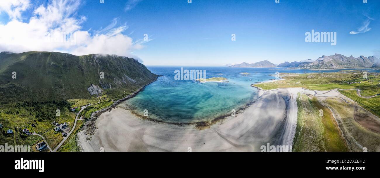 Vue sur le paysage avec la mer contre le ciel à Fredvang. Lofoten, Norvège Banque D'Images