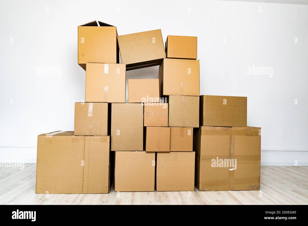 Salle intérieure remplie de boîtes en carton Banque D'Images