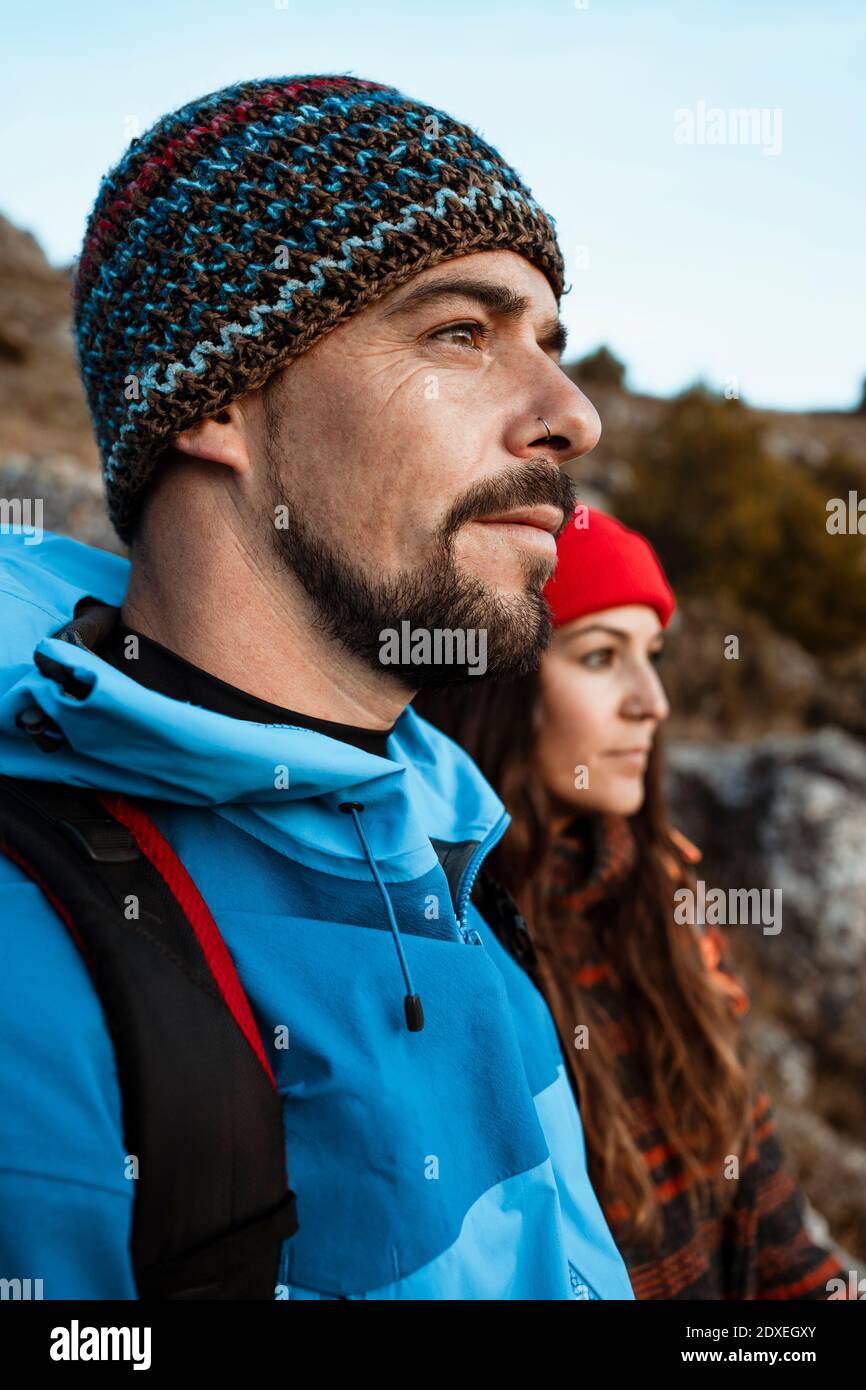 Un couple attentionné qui a vue sur la montagne pendant les vacances Banque D'Images