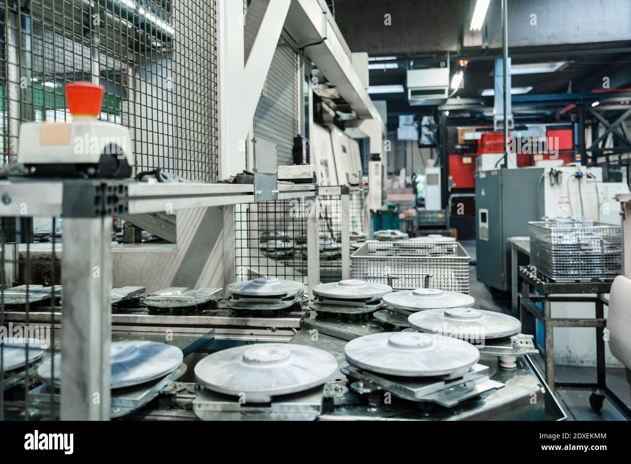 Produits sur tapis transporteurs dans l'industrie de la fabrication éclairée Banque D'Images