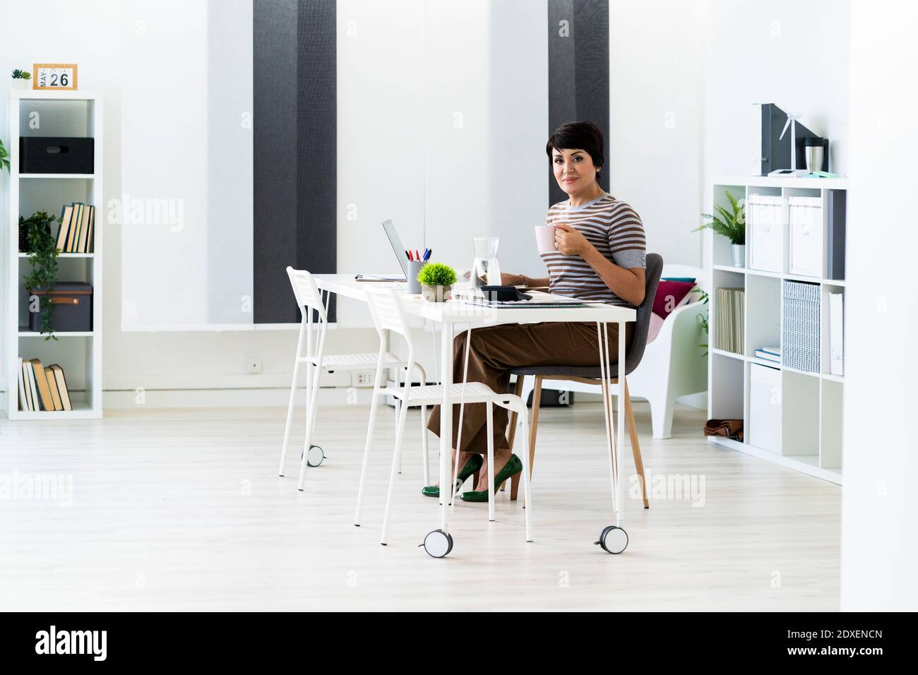 Portrait d'une femme d'affaires travaillant seule à une table de bureau Banque D'Images